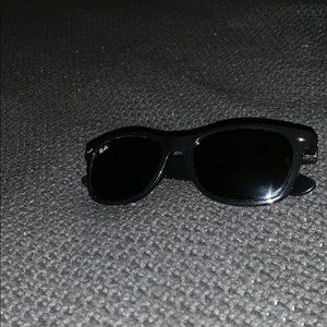 Black ray ban glasses